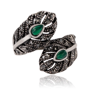 Vista detallada de anillo de plumas vintage plateado con gemas verdes de gota de agua