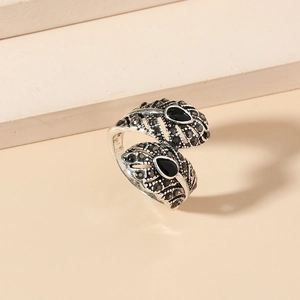 Anillo vintage plateado de pluma con gema negra y detalles de diseño bohemio
