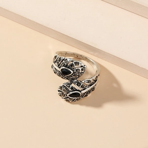 Anillo vintage con doble pluma cruzada, piedras negras y cristales grises elegantes