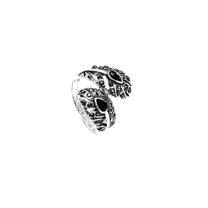 Anillo abierto vintage de plumas huecas con pedrería negra y gemas en forma de pera