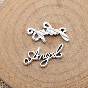 Antiksilberne Angel Wort-Anhänger für Schmuckherstellung auf Holzsockel