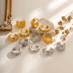 Minimalistische goldene und silberne C-förmige Ohrmanschetten mit flüssiger Metalltextur