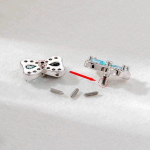 Schmetterling Piercing aus Chirurgenstahl mit blauen Steinen und Gewindestift Detail