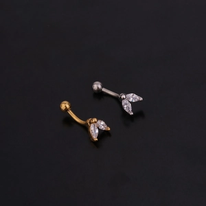 Détail de clous de cartilage courbés en acier avec zircon marquise en forme de feuille
