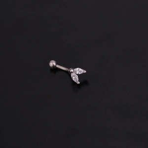 Détail d'un piercing hélix en acier inoxydable avec deux zircons taille marquise