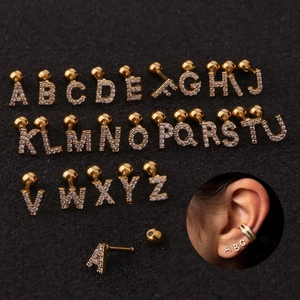 Orecchini a lettera in acciaio dorato con zirconi per piercing all'elica