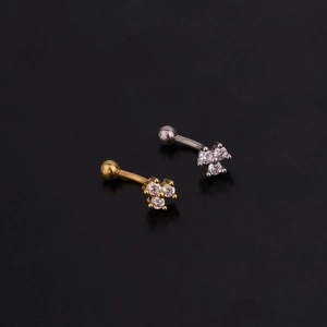 Détails macro des piercings barbell courbés or et argent avec sertis de zircon trinity