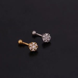 Gros plan de piercings courbés en or et argent avec des fleurs scintillantes en zircone