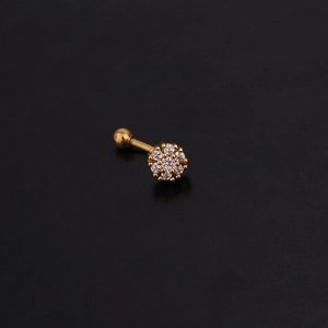 Vue macro d'un piercing courbe en acier doré orné d'un groupe de zircons en forme de fleur