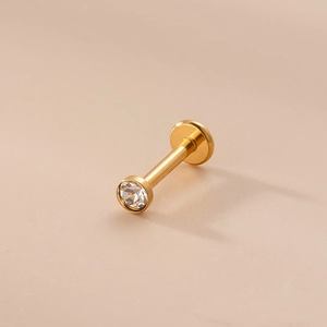 Dettaglio di un labret 16G in acciaio inox dorato con brillante zircone cubico rotondo