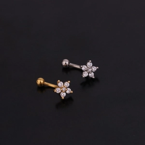 Détail macro de piercings cartilage fleurs en argent S925 avec pierres de zircon claires
