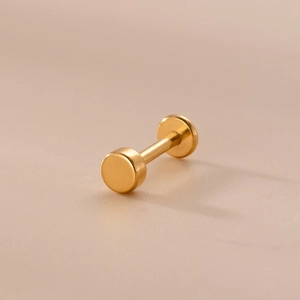 Vista macro del piercing labret 16G in acciaio inossidabile dorato opaco con retro piatto