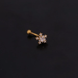 Gros plan sur piercing courbe doré avec motif flocon de neige en zircon blanc brillant