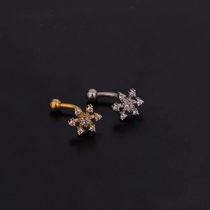 Détail de bijoux de piercing flocon de neige en or et argent avec pierres zircons