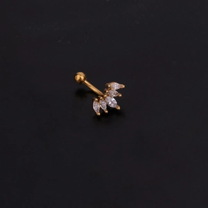 Vue détaillée du piercing courbé doré serti de cinq zircons de taille marquise