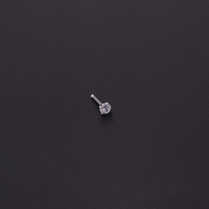 Detaillierte Makroansicht von 20G Titan-Nasenstecker mit klarem Zirkon in Silberoptik