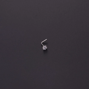 Detailaufnahme von 20G Titanstahl L-Nasenstecker mit glänzendem Zirkonia-Inlay