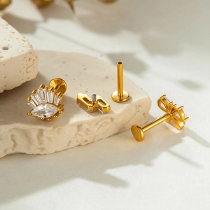 Gouden roestvrijstalen vlinder oorknopje met zirkonia en platte schroefsluiting
