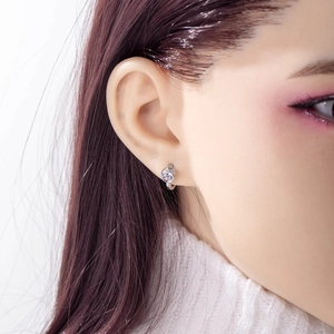Créoles minimalistes en argent avec zircone cubique ronde portées par un mannequin