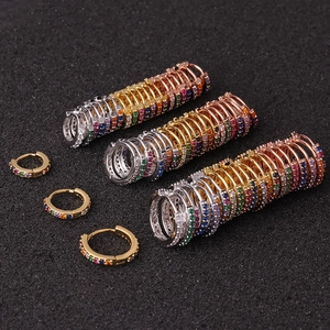 Boucles d'oreilles créoles cartilage en zircone arc-en-ciel, finitions argent et or