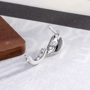 Boucle d'oreille huggie argentée minimaliste avec finition polie et petit oxyde de zirconium