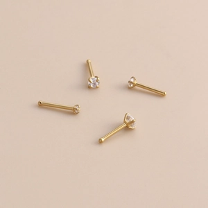 Goldene Nasenstecker aus Edelstahl mit runden Zirkonia-Steinen in Krappenfassung