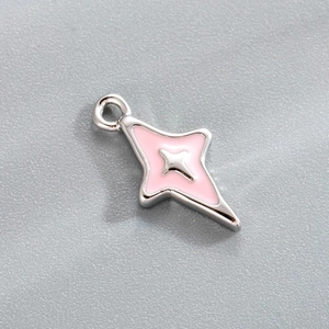 Pendentif étoile argentée polie avec émail rose et petit détail d'étoile centrale