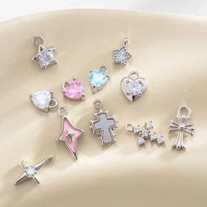 Pendentifs en argent avec formes de cœur étoile et croix ornés d'émail et zircons colorés