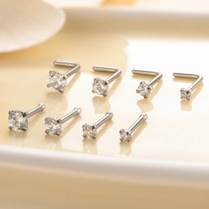 8er-Set Nasenstecker aus Edelstahl mit Zirkonia-Steinen in verschiedenen Größen und zwei Formen