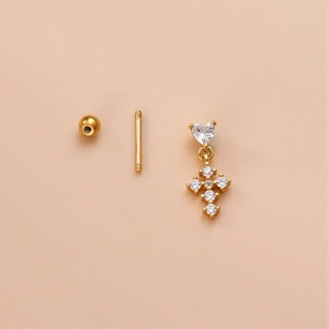 Componenti dettagliati del piercing all'orecchio in oro con cuore e croce in zircone