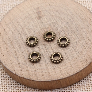 Vijf vintage bronzen kralen met reliëfpatroon voor het maken van DIY sieraden