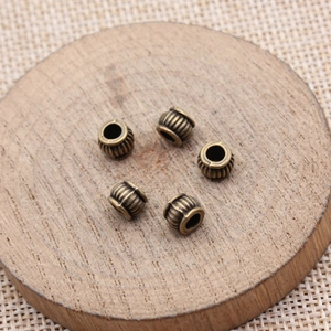 Fünf Vintage-Abstandsperlen aus Bronze mit vertikaler Rippenstruktur für DIY-Schmuck