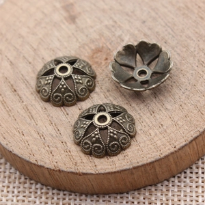 Calottes de fleurs en bronze antique pour bijoux DIY avec motifs filigranes en relief