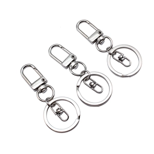 Set di portachiavi in metallo argento lucido con chiusura a moschettone su sfondo bianco