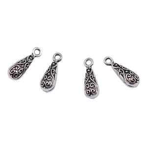 Lot de quatre pendentifs gouttes en argent vintage avec gravures filigranes détaillées