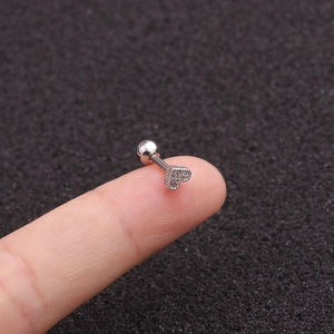 Mini orecchino per cartilagine a forma di cuore in acciaio con zirconi lucidi