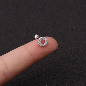 Dettaglio dell'orecchino in argento con corona di zirconi e chiusura a vite a sfera
