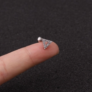Dettaglio orecchino a triangolo argento con zirconi e chiusura a vite a sfera
