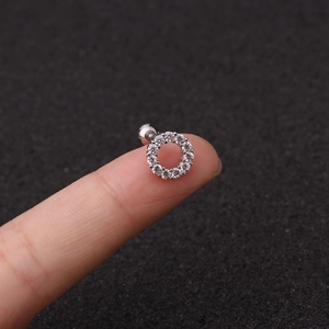 Vista macro di un orecchino a cerchio in argento con zirconi e chiusura a vite di sicurezza