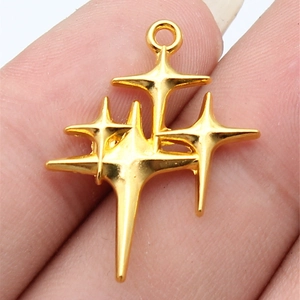 Goldener Sternenanhänger mit drei Schichten und Hochglanzpolitur für DIY Halsketten