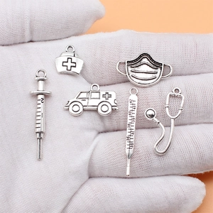 Set de 6 dijes médicos plateados con jeringa mascarilla y estetoscopio para joyas