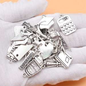 Lot de 30 breloques de remise diplôme en argent vintage avec livres et règles