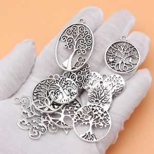 Set mit 10 antiksilbernen Lebensbaum-Anhängern in verschiedenen Formen für Schmuck