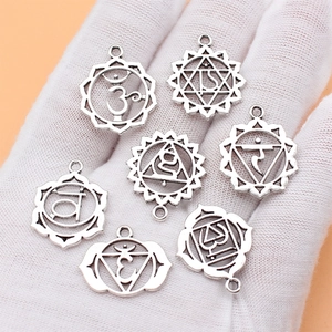 Set mit 7 Chakra-Anhängern in Antiksilber mit Yoga-Om-Symbolen für DIY-Schmuckherstellung