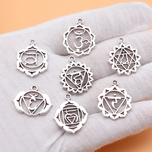 Set mit 7 antiken silbernen Chakra-Anhängern in poliertem, hohlem Rundmetalldesign