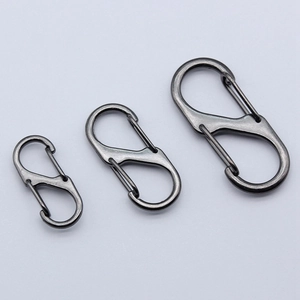 S-Karabiner aus Gunmetal in drei Größen für Taschen und Schlüsselanhänger auf grauem Grund