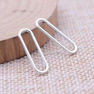 6x20mm polierte silberne ovale Metallverbinder für DIY-Schmuck auf Holzsockel präsentiert