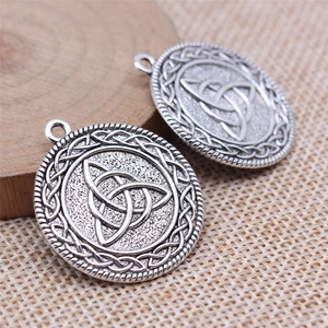 Colgantes nudo celta redondos en aleación de plata vintage con diseño Triquetra