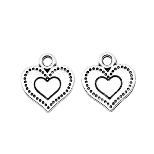 Coppia di ciondoli a cuore in argento vintage con texture a pois per gioielli DIY