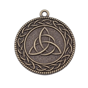 Colgante circular de bronce antiguo con nudo celta en relieve y borde de cuerda trenzada